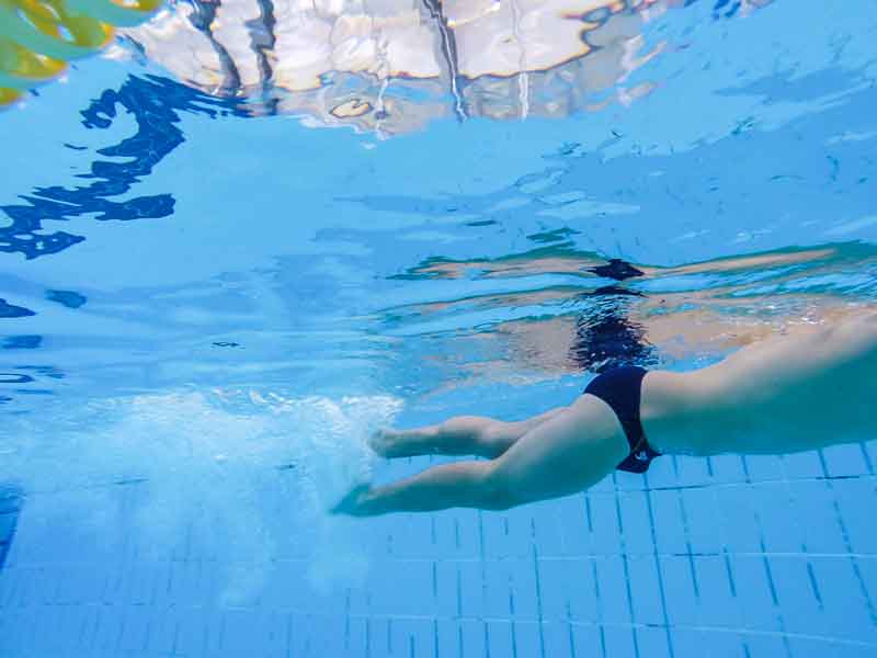 Piernas, ¿por qué no avanzo? Aprende a propulsarte en la piscina