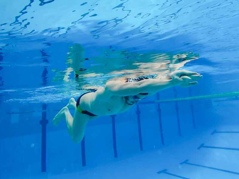 Piernas, ¿por qué no avanzo? Aprende a propulsarte en la piscina