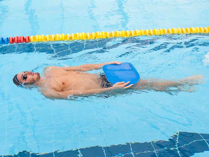 Piernas, ¿por qué no avanzo? Aprende a propulsarte en la piscina