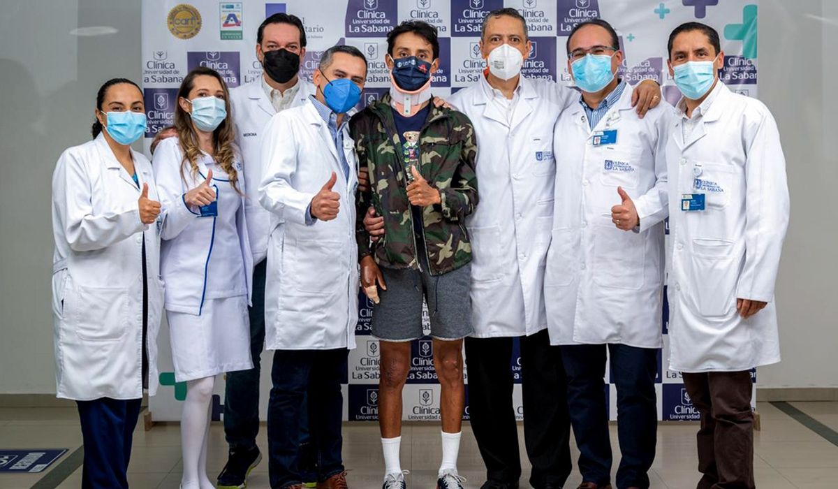 Egan Bernal junto al equipo médico de la Clínica Universidad de La Sabana Egan Bernal junto al equipo médico de la Clínica Universidad de La Sabana