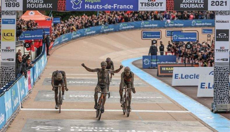 Así fue la llegada el año pasado al Velódromo de Roubaix