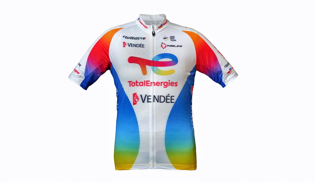 Pásate a TotalEnergies y llévate el maillot oficial del equipo ciclista