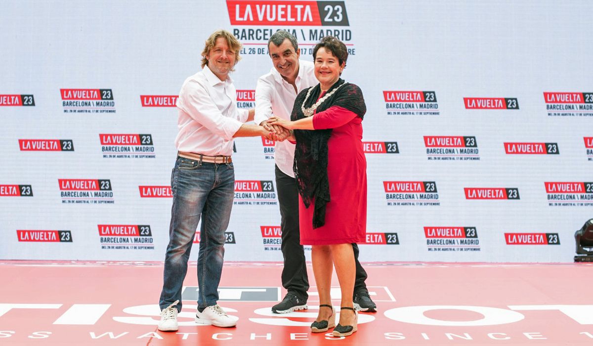 El concejal de deportes del Ayuntamiento de Barcelona, David Escudé, la alcaldesa de Utrecht, Sharon Dijksma, y Javier Guillén, director general de La Vuelta, durante al acto de esta mañana