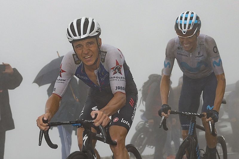 Evenepoel y Enric Mas, persiguiendo a Jay Vine en la parte final de la ascensión al Pico Jano.