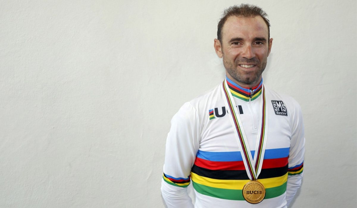 Alejandro Valverde con su medalla de oro y maillot arcoíris de campeón del mundo. Alejandro Valverde con su medalla de oro y maillot arcoíris de campeón del mundo.