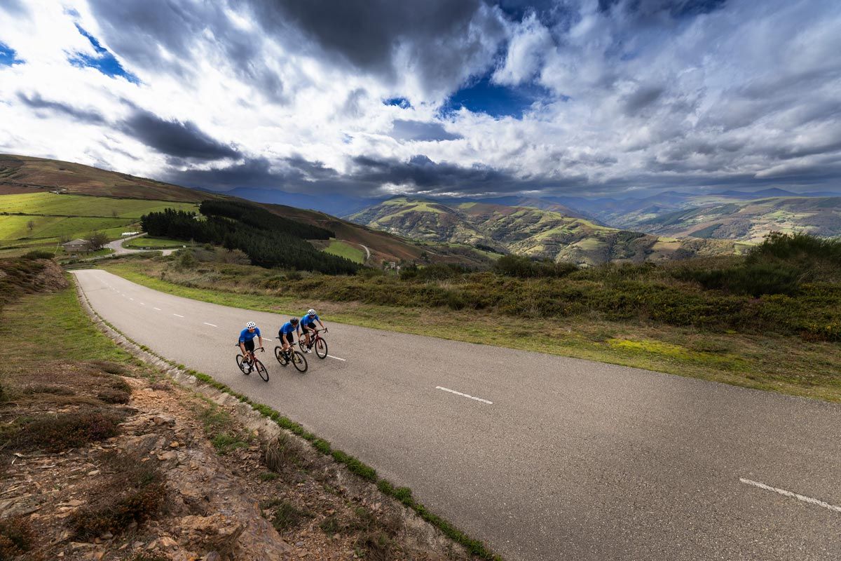Las vistas subiendo al Altu de L'Acebu son de las que te hacen amar aún más el ciclismo. (Foto: Victor Helsing)