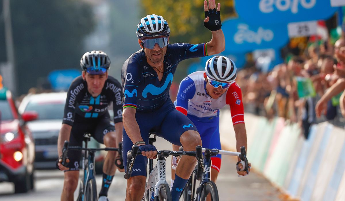 Alejandro Valverde llegando a la meta en Il Lombardia, su última carrera como profesional