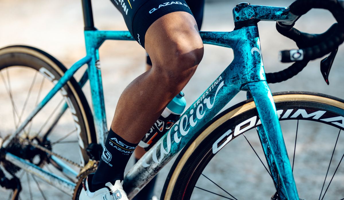 Wilier presenta la nueva decoración cromada de las bicis del Astana