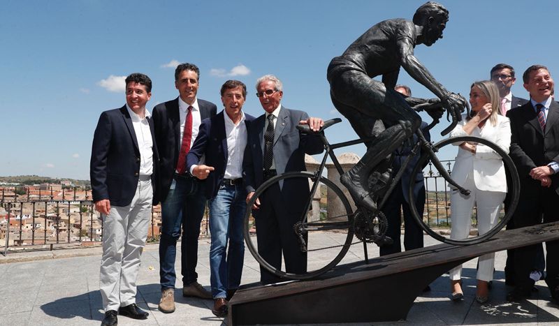 Centenares de personas homenajean a Bahamontes en Toledo