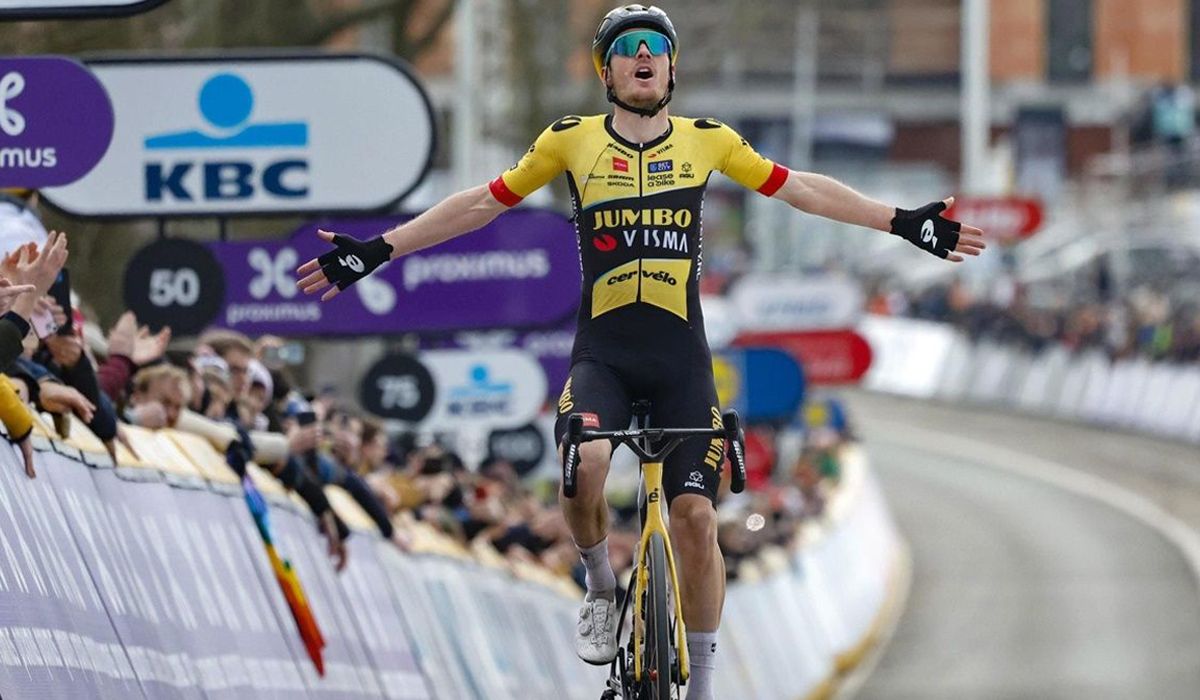 Van Baarle celebrando su victoria en la Omloop Het Niewsblad