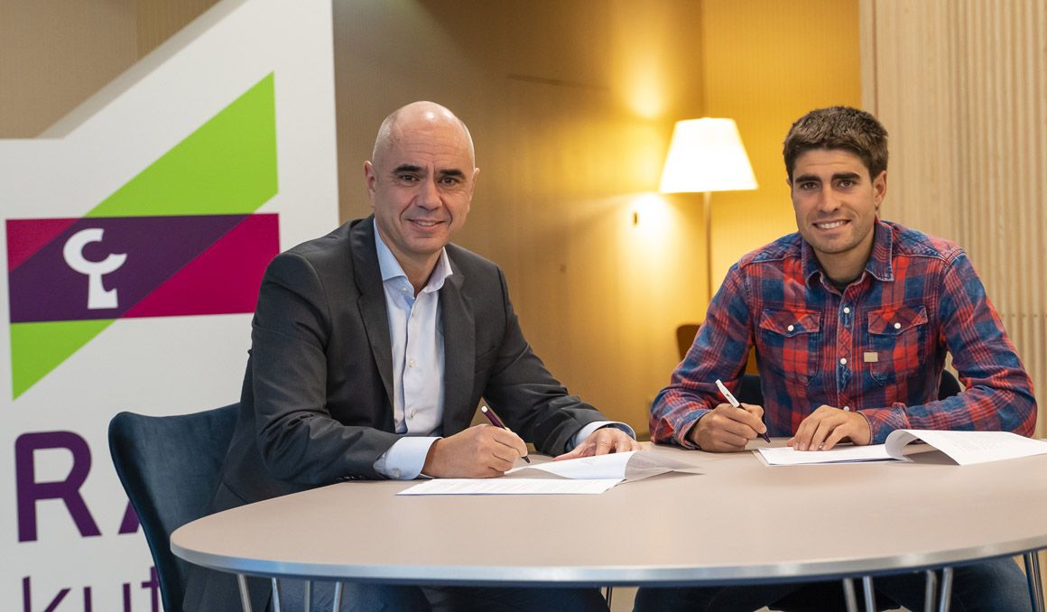 Xabier Egibar, director del Area de Desarrollo de Negocio de Laboral Kutxa, y Mikel Landa, presidente de la Fundación Ciclista Euskadi, durante la firma del acuerdo.