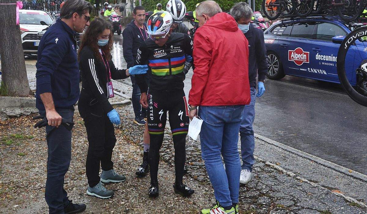 Susto para Evenepoel, sufre una caída al cruzarse un perro en la carretera Susto para Evenepoel, sufre una caída al cruzarse un perro en la carretera