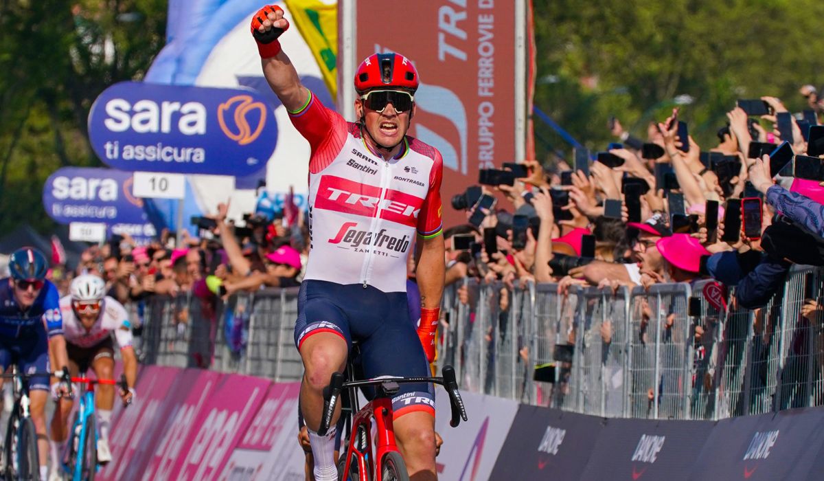 Mads Pedersen triunfa en Nápoles y entra en el club de ganadores en las tres Grandes Vueltas