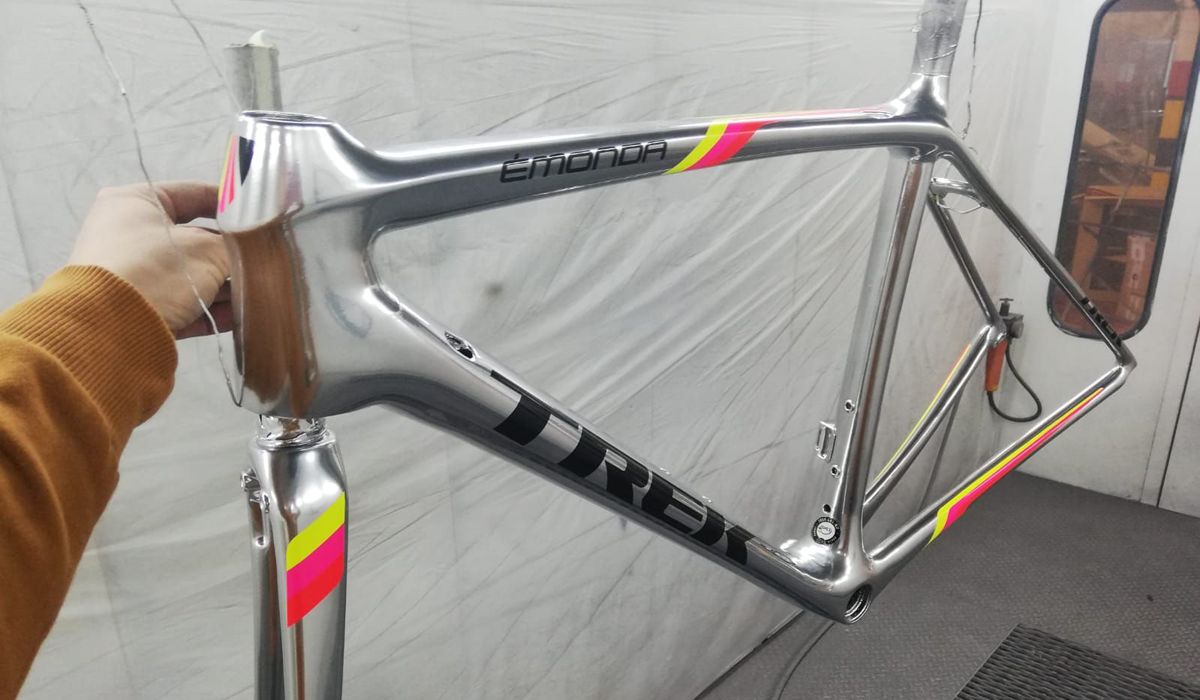 Cómo aplicar una pintura de bicicleta, desde el material hasta el barniz