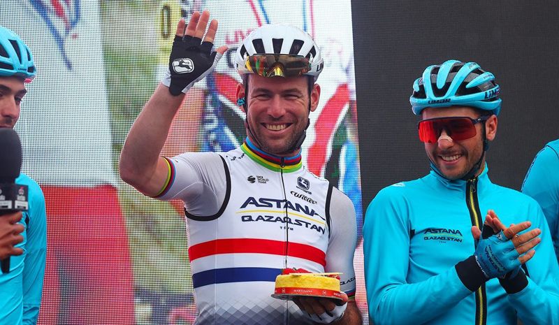 mark cavendish astana qazaqstan team celebro este domingo su cumpleanos en el control de firmas del giro