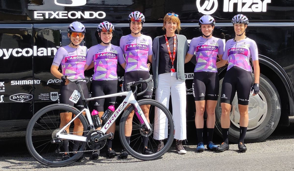 Joane Somarriba con las ciclistas del Laboral Kutxa-Fundación Euskadi