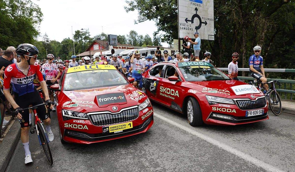 La organización del Tour tuvo que parar la carrera por una caída en el inicio de la etapa