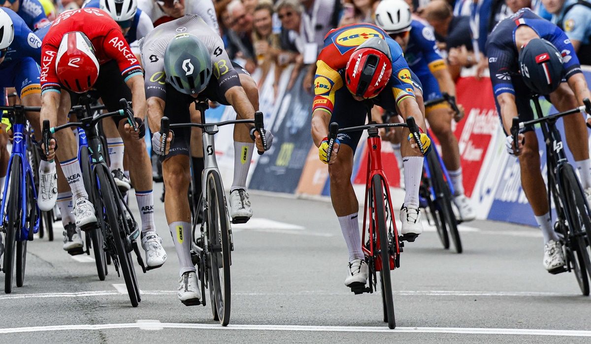 Matteo Moschetti (Q36.5 Pro Cycling Team) batió por centímetros a Pedersen (Lidl Trek)