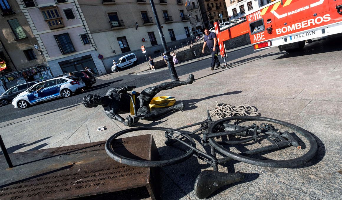 Aparece destrozada la escultura homenaje a Bahamontes en Toledo