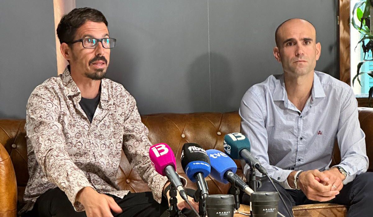 Toni Vallcaneras y Lluis Mas, máximos responsables del Illes Balears Arabay Cycling, en la rueda de prensa ofrecida el martes. Toni Vallcaneras y Lluis Mas, máximos responsables del Illes Balears Arabay Cycling, en la rueda de prensa ofrecida el martes.