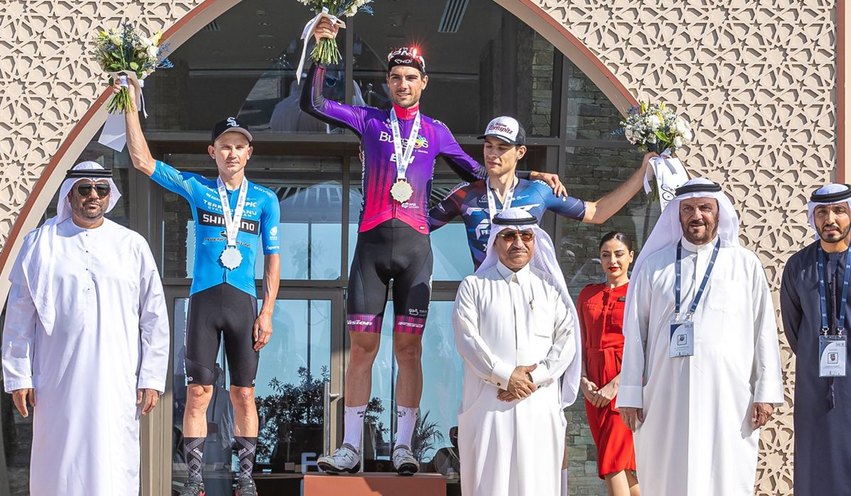 Mario Aparicio en lo más alto del podio tras ganar la etapa reina del Tour de Sharjah