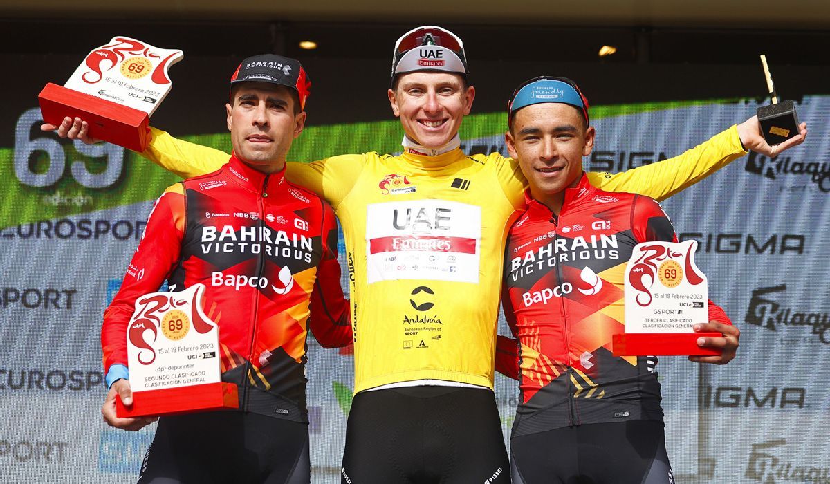 Podio de la Vuelta a Andalucía 2023, con Tadej Pogacar, Mikel Landa y Santiago Buitrago