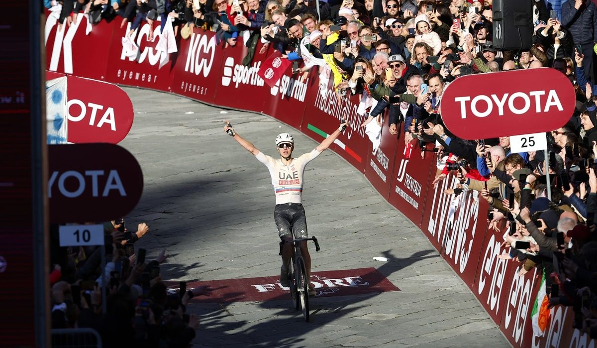 Tadej Pogacar (UAE Team Emirates) levantó los brazos en Siena