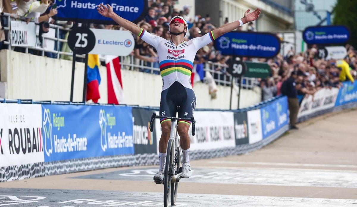 Mathieu Van der Poel (Alpecin Deceuninck) levantó los brazos en el velódromo de Roubaix Mathieu Van der Poel (Alpecin Deceuninck) levantó los brazos en el velódromo de Roubaix