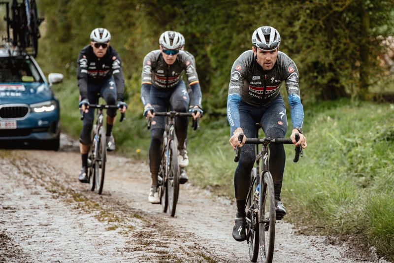 Ciclistas del Soudal Quick Step con la Gabba