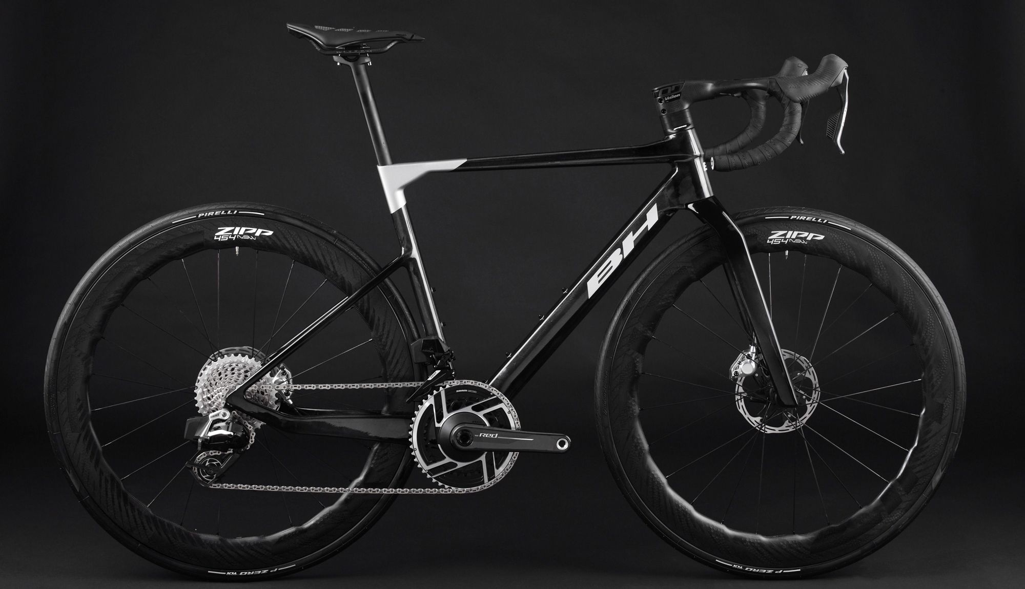Las BH Aerolight y Ultralight estrenan montaje con el nuevo SRAM RED. Las BH Aerolight y Ultralight estrenan montaje con el nuevo SRAM RED.