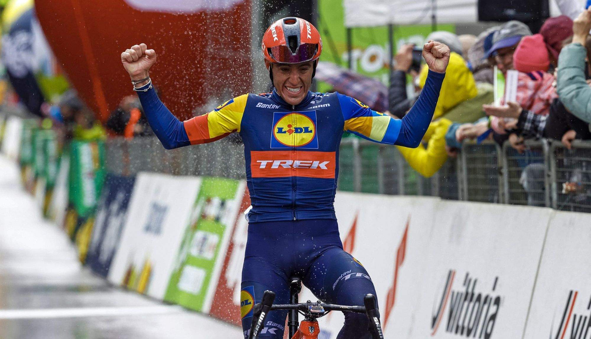 Juanpe Lopez celebrando su primera victoria como profesional, en el Tour de los Alpes. Foto Sprint Cycling Agency
