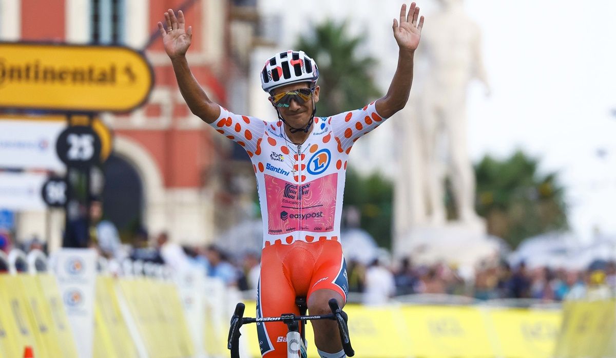Richard Carapaz (EF Education EasyPost) entró en meta saludando al público y celebrando su reinado de la montaña