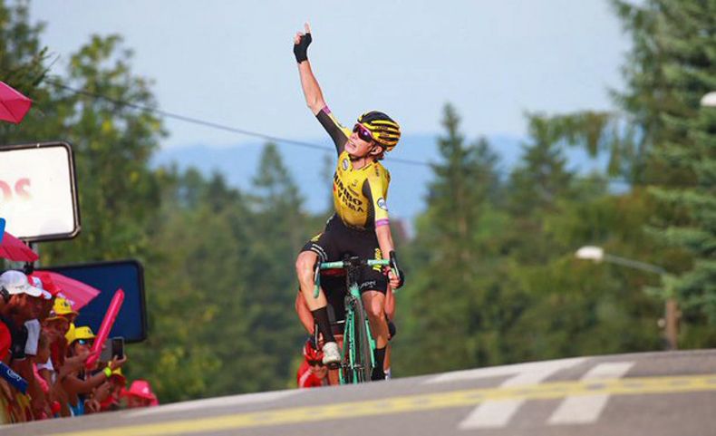Vingegaard celebrando su victoria en la 6ª etapa del Tour de Polonia 2019, su primera como profesional