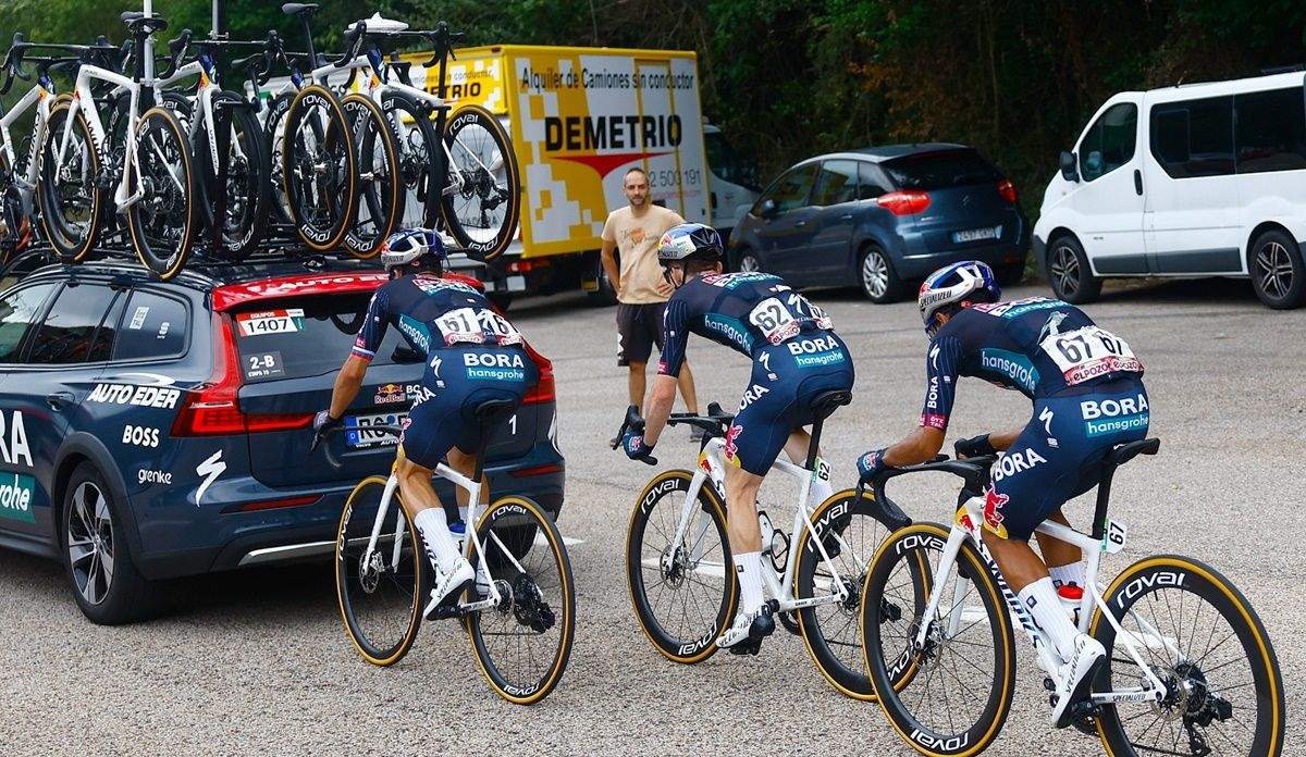 Primoz Roglic (Red Bull BORA hansgrohe), sancionado por la ayuda de su coche