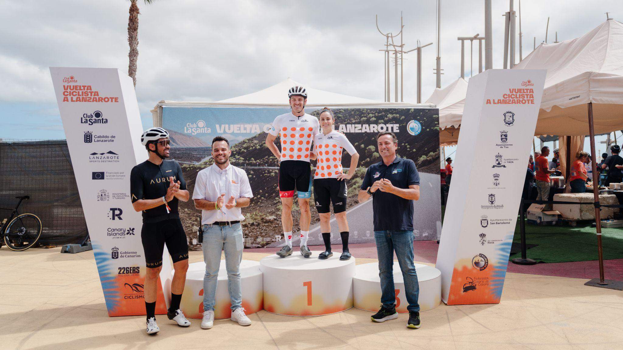 Los ganadores de la cronoescalada, Laurens Verluyten y Lourdes Oyarbide, posan en el podio de la primera etapa de la Vuelta Ciclista a Lanzarote Los ganadores de la cronoescalada, Laurens Verluyten y Lourdes Oyarbide, posan en el podio de la primera etapa de la Vuelta Ciclista a Lanzarote