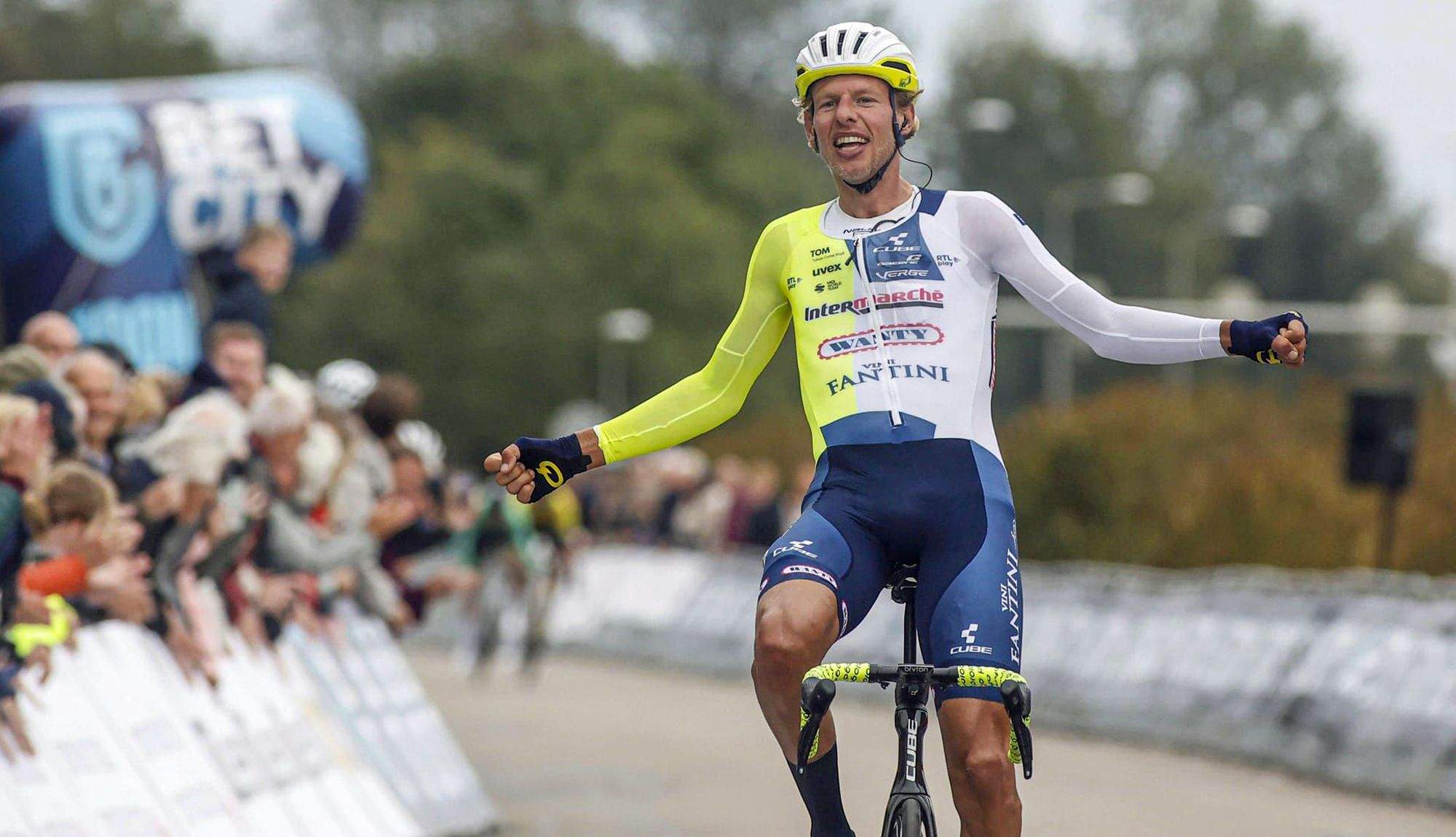 Taco van der Hoorn gana en solitario la Elfsteden Race