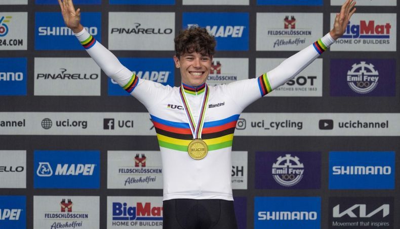 ivan romeo en el podio con el maillot arcoiris como nuevo campeon del mundo contrarreloj sub23 2 790x454