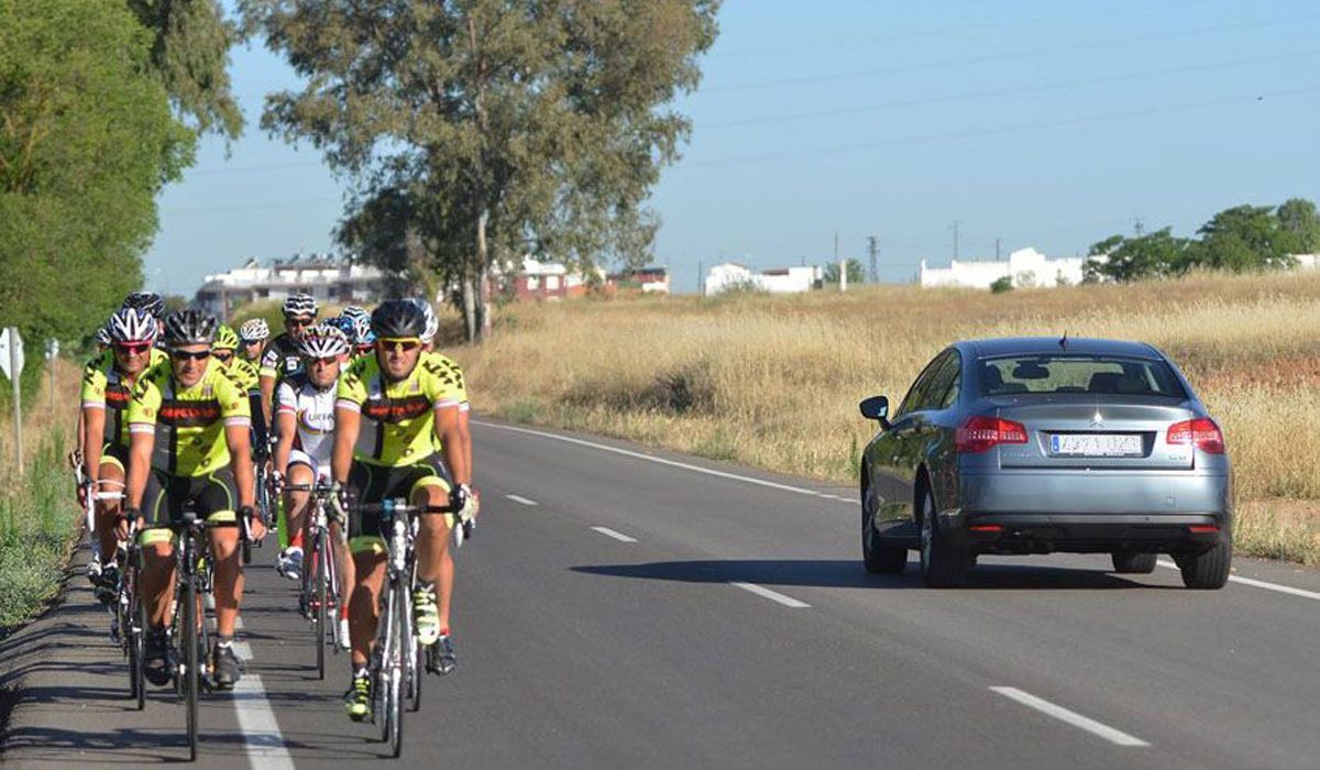 Ciclistas circulando en pelotón