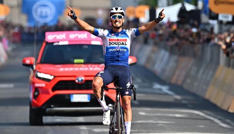 alaphilippe celebrando su victoria en el pasado giro de italia 2 790x454 alaphilippe celebrando su victoria en el pasado giro de italia 2 790x454