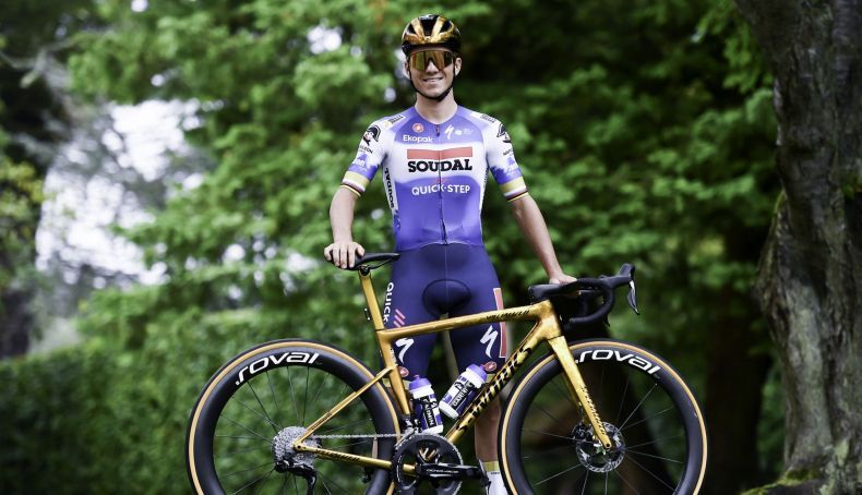 evenepoel lucira detalles dorados en su equipacion para conmemorar su exito olimpico 2 790x454