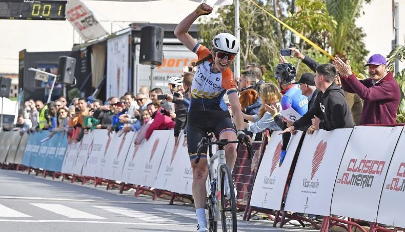 lauren stephens cynisca cycling logro el triunfo en la clasica de almeria 2 790x454