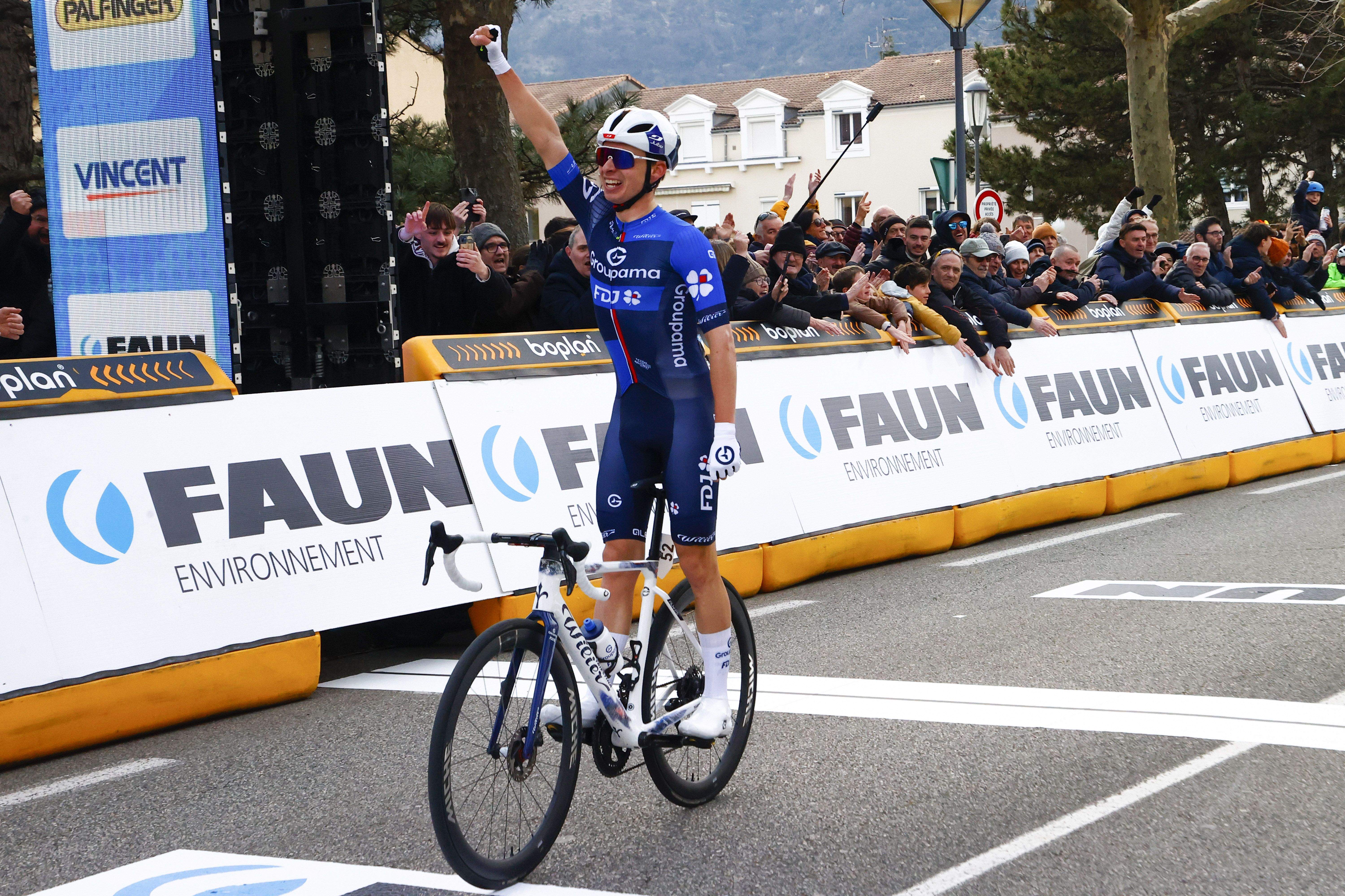 Romain Grégoire reina en la desorientación final de la Faun - Ardèche Classic. Romain Grégoire reina en la desorientación final de la Faun - Ardèche Classic.