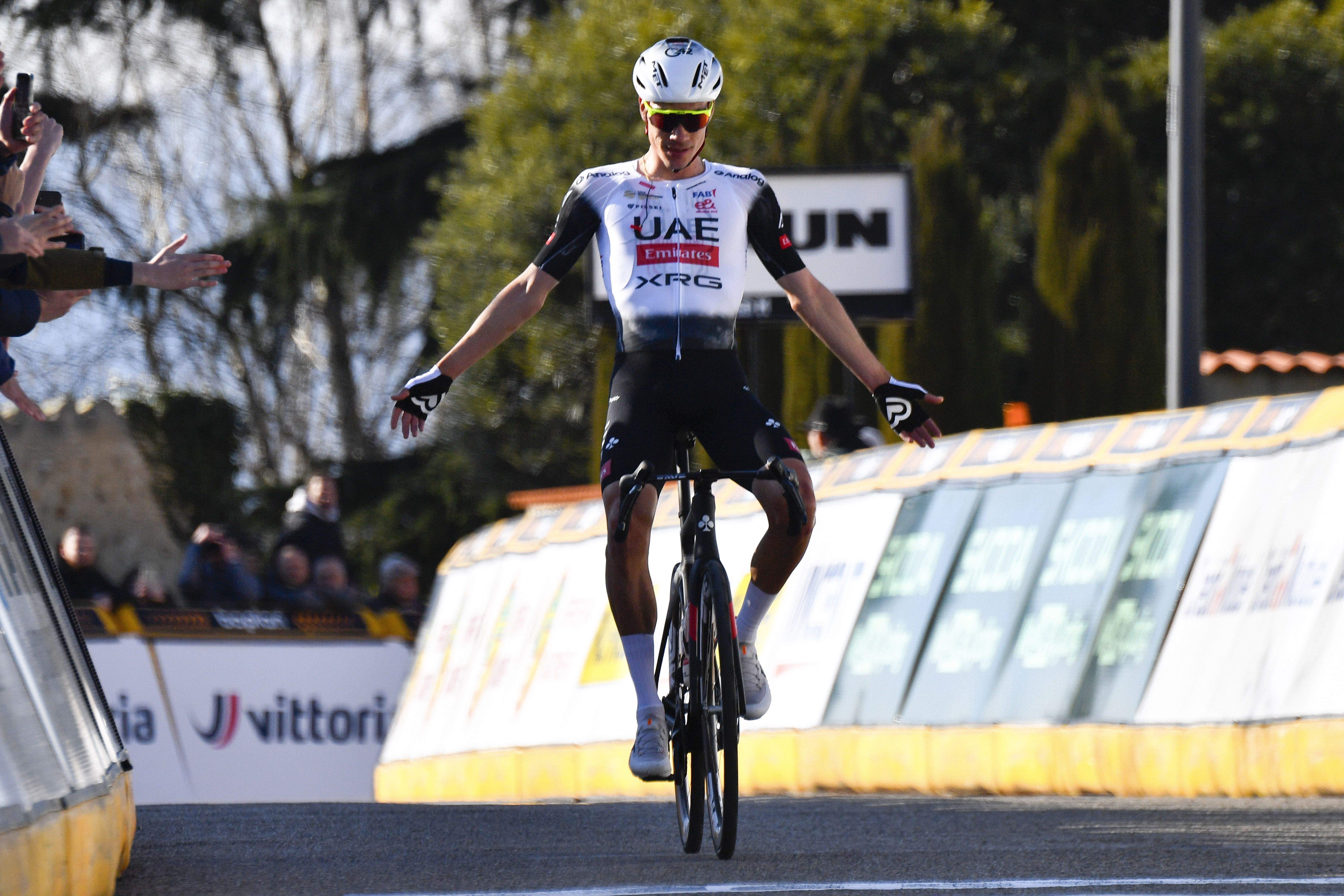 Juan Ayuso levanta los brazos de la victoria en Francia al ganar la Faun Drome Classic. Juan Ayuso levanta los brazos de la victoria en Francia al ganar la Faun Drome Classic.