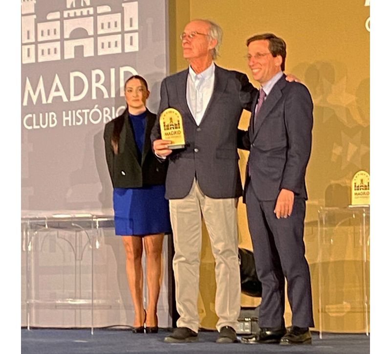 José Luis Martín, presidente del Club Ciclista Chamartín, recibiendo hace unos días de manos del alcalde Madrid, José Luis Martínez Almeida, la distinción de Club histórico de Madrid. 