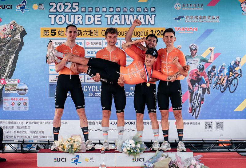 equipo tour taiwan 2025 etapa5