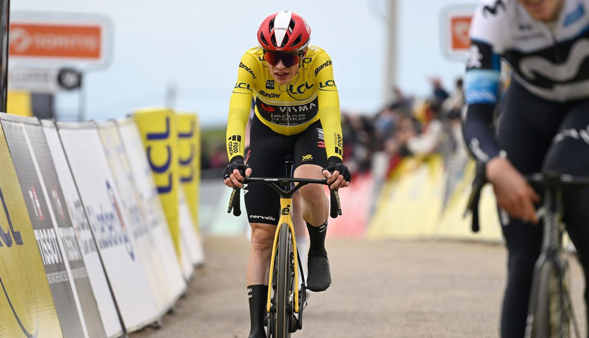 Vingegaard llegando a meta en la 5ª etapa de la París Niza, en la que sufrió la caída que le llevó  a abandonar la ronda franceesa