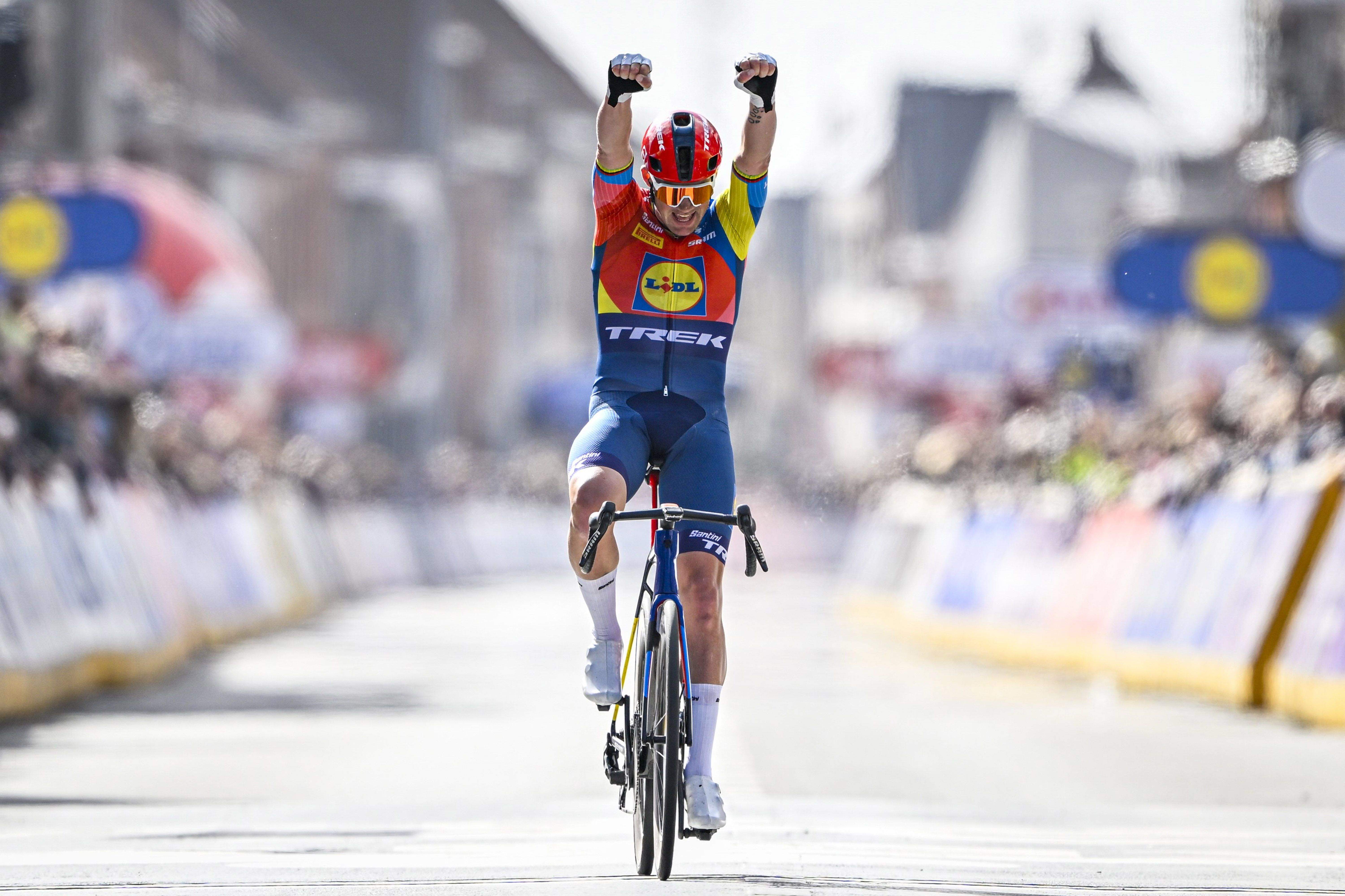 Mads Pedersen revalida su corona y suma su tercera Gante - Wevelgem. Mads Pedersen revalida su corona y suma su tercera Gante - Wevelgem.