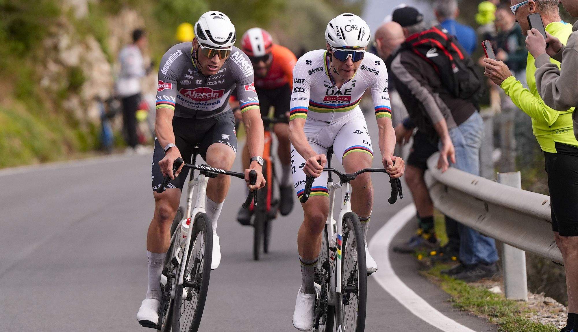 Mathieu van der Poel y Tadej Pogacar durante la pasada Milán - San Remo Mathieu van der Poel y Tadej Pogacar durante la pasada Milán - San Remo