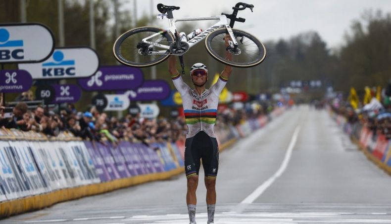 Van der Poel celebrando su victoria en el Tour de Flandes 2024