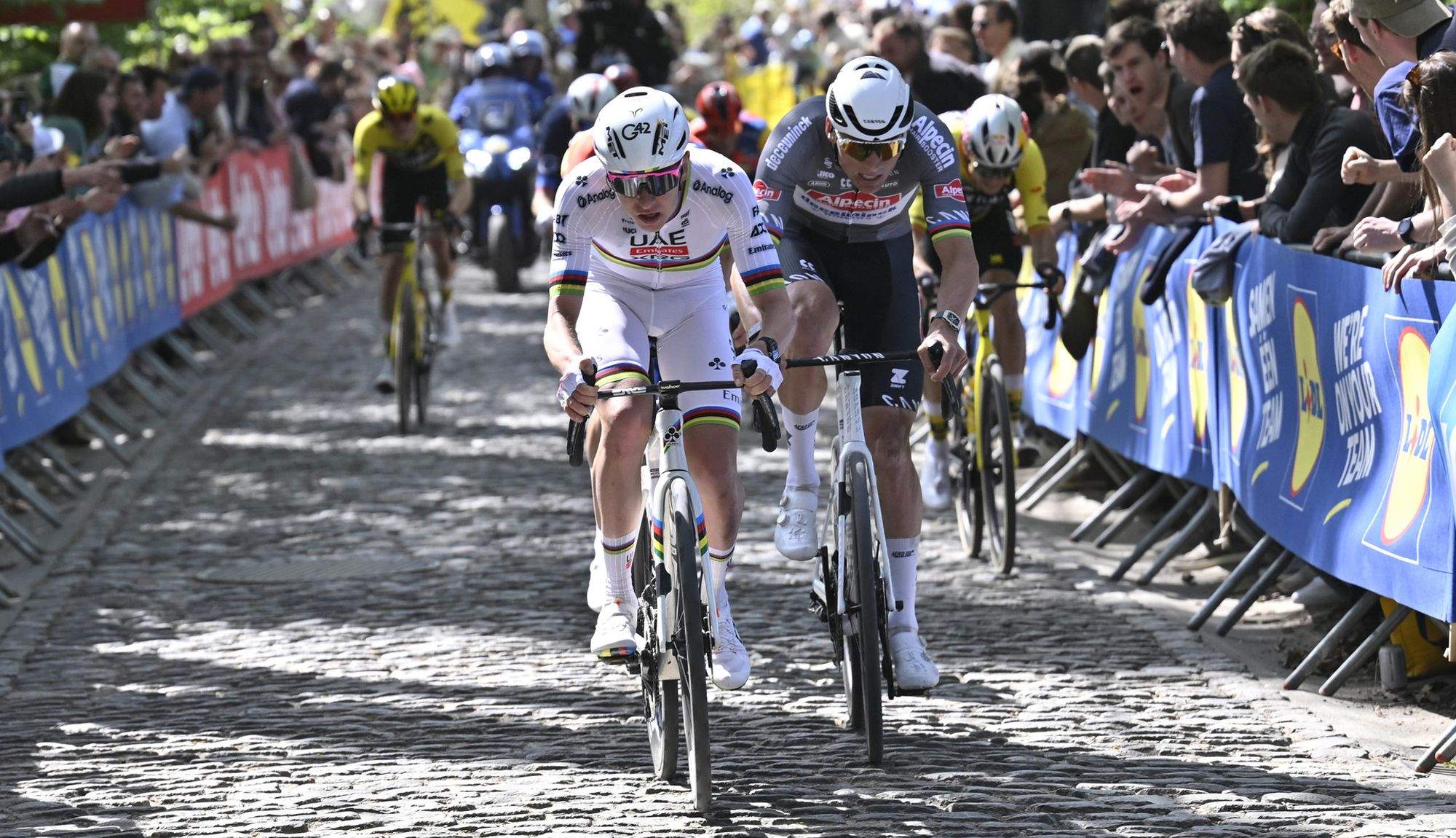 Pogacar y Van der Poel pasando por uno de los sectores adoquinados del Tour de Flandes del pasado domingo Pogacar y Van der Poel pasando por uno de los sectores adoquinados del Tour de Flandes del pasado domingo